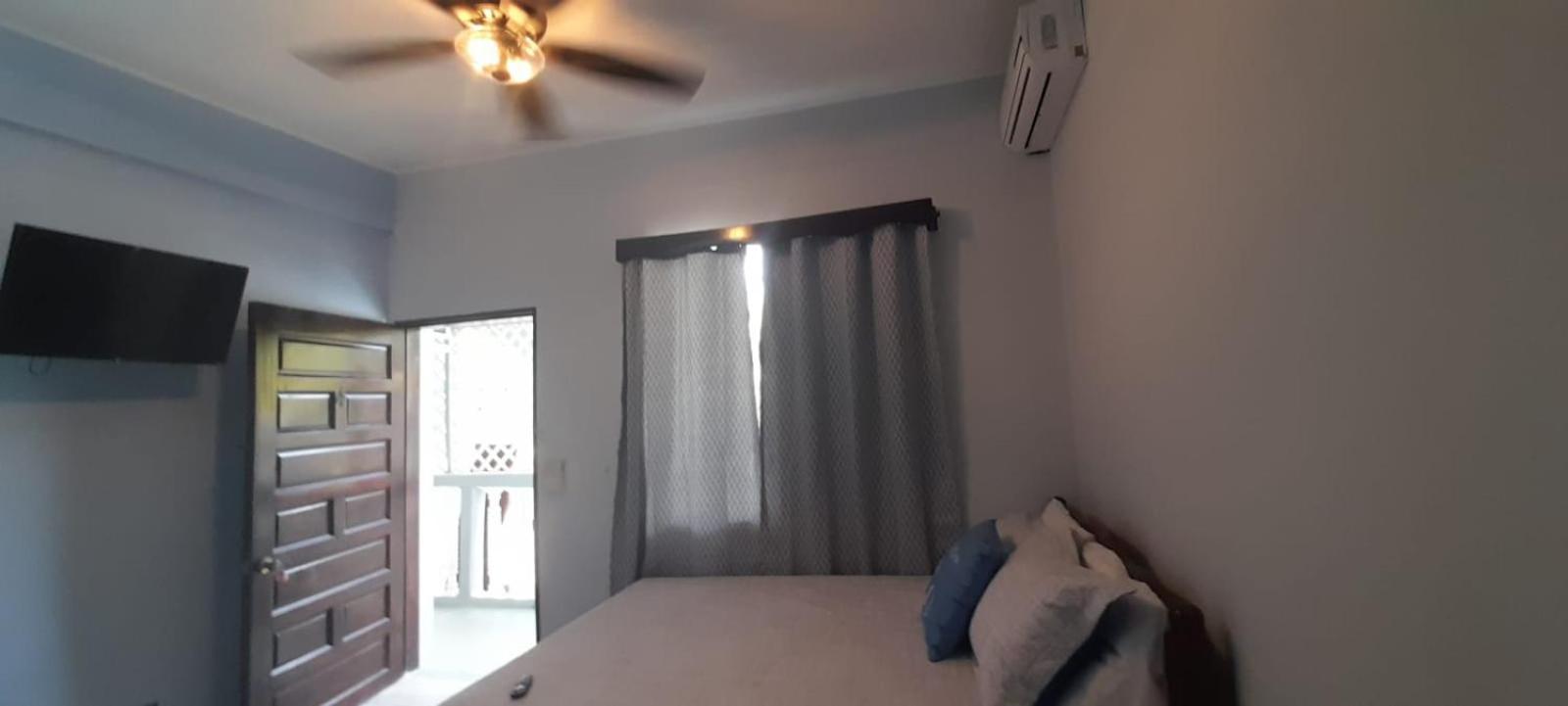 Serenade Hotel Placencia Экстерьер фото