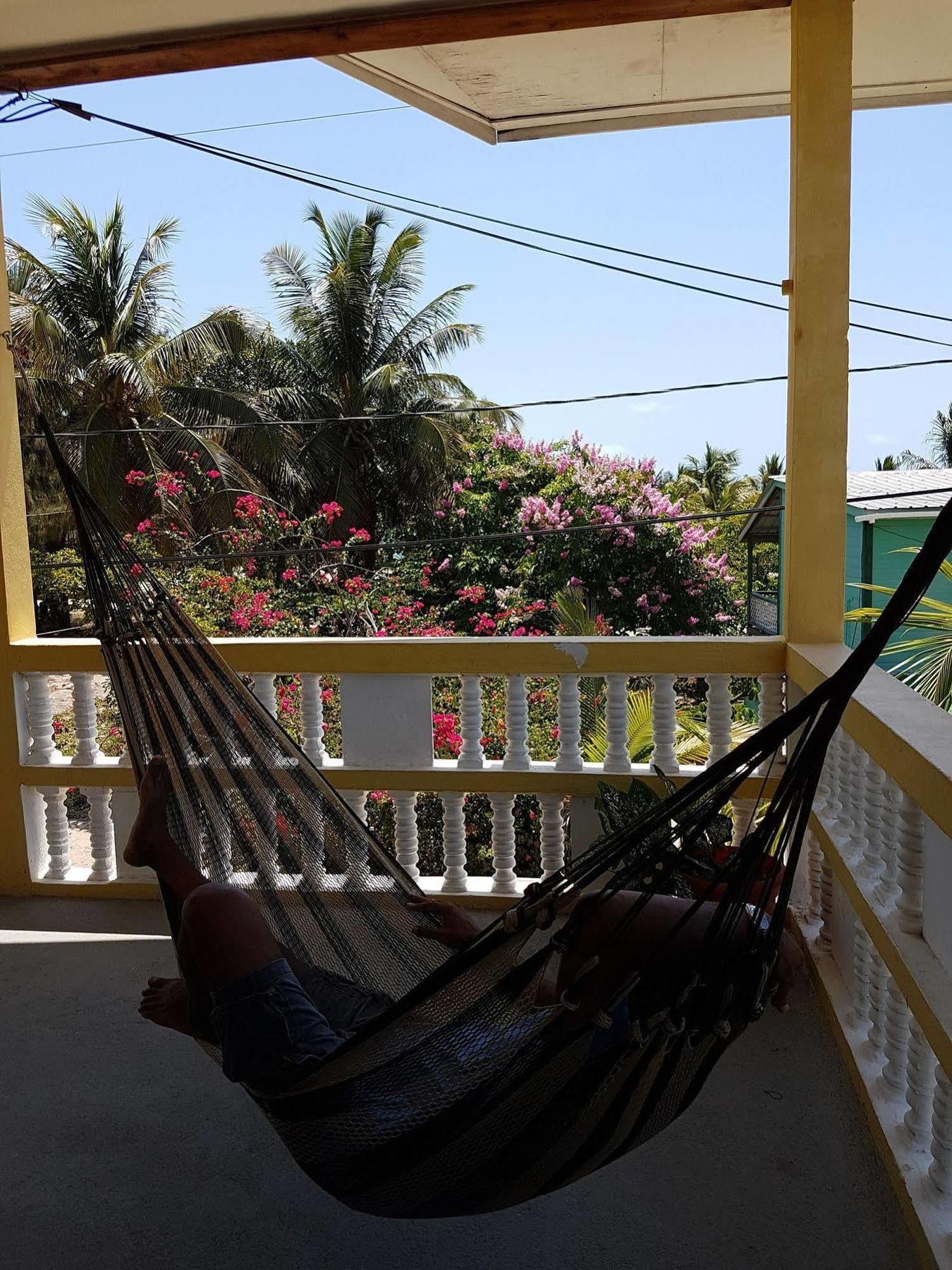 Serenade Hotel Placencia Экстерьер фото